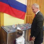 Сергей Морозов проголосовал на своем избирательном участке