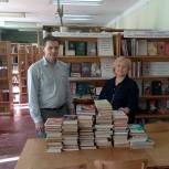 Партийцы передали книги библиотеке села Терновка