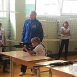 Олимпийский чемпион Сергей Чепиков проверяет качество ремонта спортивных залов в сельских школах
