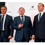 Дмитрий Медведев вручил Владимиру Якушеву премию Skolkovo Trend Awards