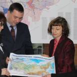 Волгоградские партийцы вручили карты новой России Президентской библиотеке