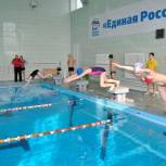Победители соревнований по плаванию получили торт от местных партийцев