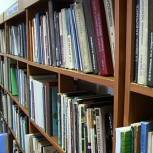 Единороссы поздравили работников качканарской библиотеки с юбилеем