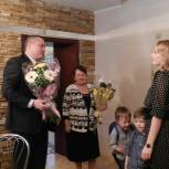 Константин Зонов поздравил многодетную маму с Днем Матери