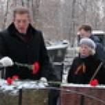 Столичные депутаты привели в порядок могилы героев битвы под Москвой