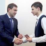 Владимир Нетёсов вручил паспорта юным гражданам России