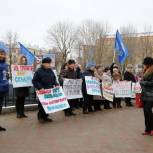 В Смоленске прошел пикет против застройки сквера напротив ТД «Гамаюн»
