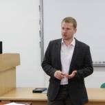 Молодые политики учатся у представителей Партии