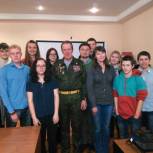 Командир ОМОНа в отставке, депутат областного парламента Геннадий Малышев рассказал молодогвардейцам о настоящих героях страны