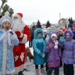 Массовые новогодние мероприятия для детей организовали депутаты городского парламента в 23 избирательном округе