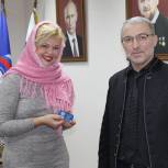 Валид Зайналабдиев вручил партийный билет российской актрисе и писательнице Ольге Карпович