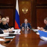 Медведев: Принято решение увеличить масштабы поддержки отечественного автопрома и легкой промышленности