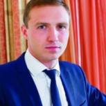 В рамках партпроекта "Одаренные дети" Антон Басанский наградил учеников магаданской школы
