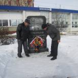 Лысогорские партийцы возложили цветы к памятнику «Землякам – участникам локальных войн»