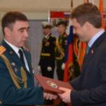 Лидер единороссов Константин Дьяконов поздравил офицеров и курсантов ДВОКУ