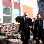Медведев подчеркнул важность программы по строительству новых и реконструкции старых школ