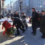 Партийцы возложили цветы на годовщину дня рождения Александра Покрышкина