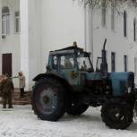 К проводам зимы убрали снег
