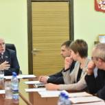 Возможность введения двуязычной маркировки местных товаров рассмотрели в Госсовете депутаты, общественники и бизнесмены