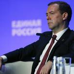 Медведев заявил, что индексация пенсий должна быть восстановлена в полном объеме в следующем году
