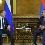 Медведев: Россия приложит максимум усилий для поддержания мира в Нагорном Карабахе