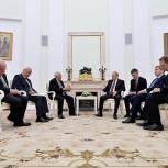 Президент РФ: Россия поддерживает усилия Палестины по активизации ближневосточного урегулирования