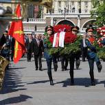 Президент и премьер-министр России возложили цветы к Могиле Неизвестного Солдата в Москве