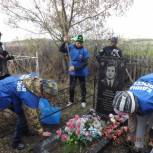 Партийцы Баганского района провели уборку захоронений Ветеранов Отечественной войны
