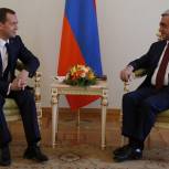 Медведев: Россия продолжит оказывать помощь в урегулировании карабахского конфликта