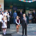 Единороссы наградили выпускников школ на торжественных линейках