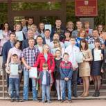 Партийцы Гурьевска поздравили молодые семьи с получением жилищных сертификатов 
