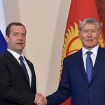 Президент Киргизии вручил Дмитрию Медведеву высокую госнаграду - орден «Данакер»