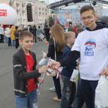 В Саранске партийцы дарили жителям города ленты-триколор