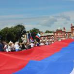 В Саратове в День России развернули огромный триколор