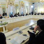 Россия практически преодолела спад экономики, заявил президент РФ