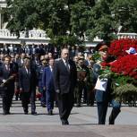 Президент РФ возложил венок к Вечному огню у Могилы Неизвестного Солдата
