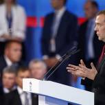 Медведев ведет пленарное заседание XV Съезда Партии