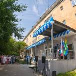 Участники партпроекта «Качество жизни (Здоровье)» подарили врачам брошюры «Уроки заботы»