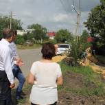 Денис Желиховский проконтролировал ход выполнения работ по обустройству тротуара на улице Мереняшева