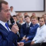 Медведев: Власти РФ продолжат уделять внимание улучшению условий труда в здравоохранении