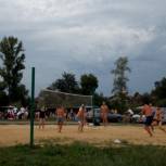 Жители Петровска приняли участие в праздновании Дня физкультурника на детском пляже