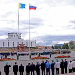 В Туве рабочий день начался с торжественного построения и поднятия флага России перед Домом Правительства