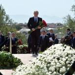 Путин в Самарканде почтил память президента Узбекистана Каримова