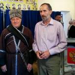 Президент Академии наук Шахрудди Гапуров посетил свой избирательный участок в родовом селе