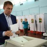 Известные амурчане голосуют на избирательных участках Приамурья
