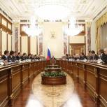 Медведев: Правительство перераспределит часть средств бюджета в пользу соцобязательств