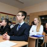 Учебный процесс в школах должен быть абстрагирован от политики - Константин Толкачёв