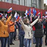 Ярким флешмобом в Губкинском городском округе отметили День флага Белгородской области