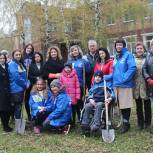 Рязанские партийцы высадили деревья у центра детского творчества