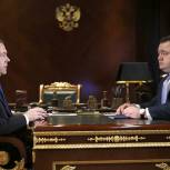 Медведев призвал развивать несырьевой экспорт
